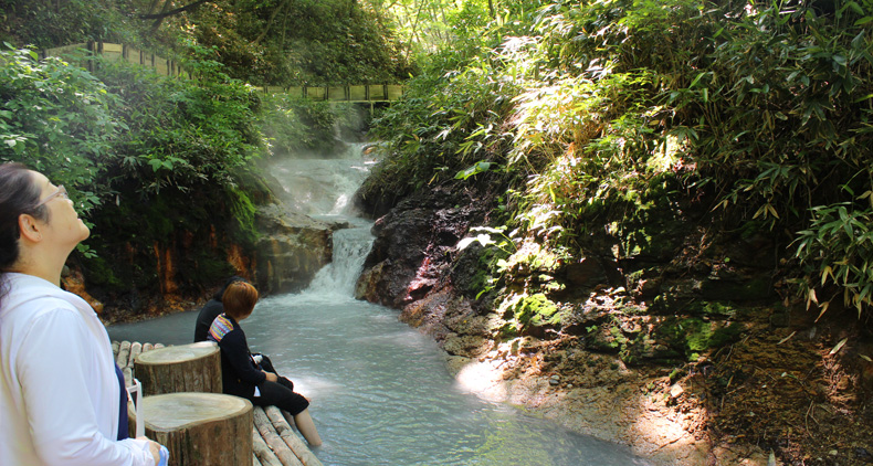 大湯沼川天然足湯