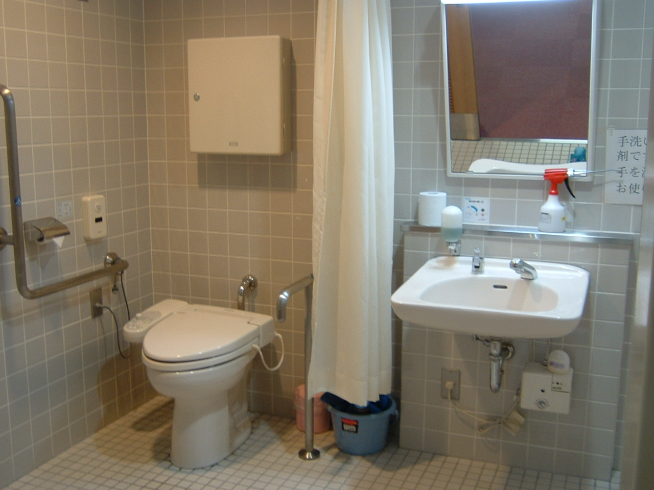 towel身体障害者用トイレ（1・2階）