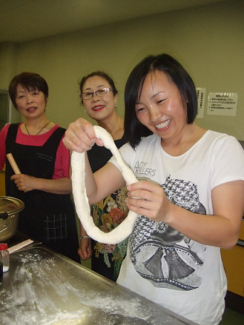 研修員登別で餃子づくり