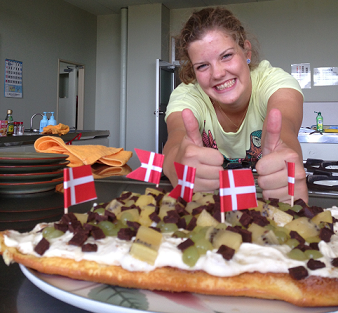 デンマーク研修員と英語でコミュニケーションしながら料理づくり