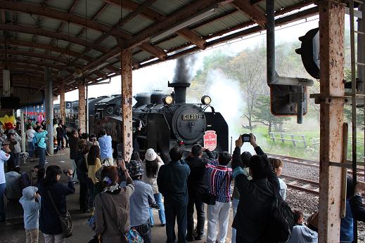 が登別駅を出発したSLみなと室蘭140周年号（Ｃ11-207号型）」