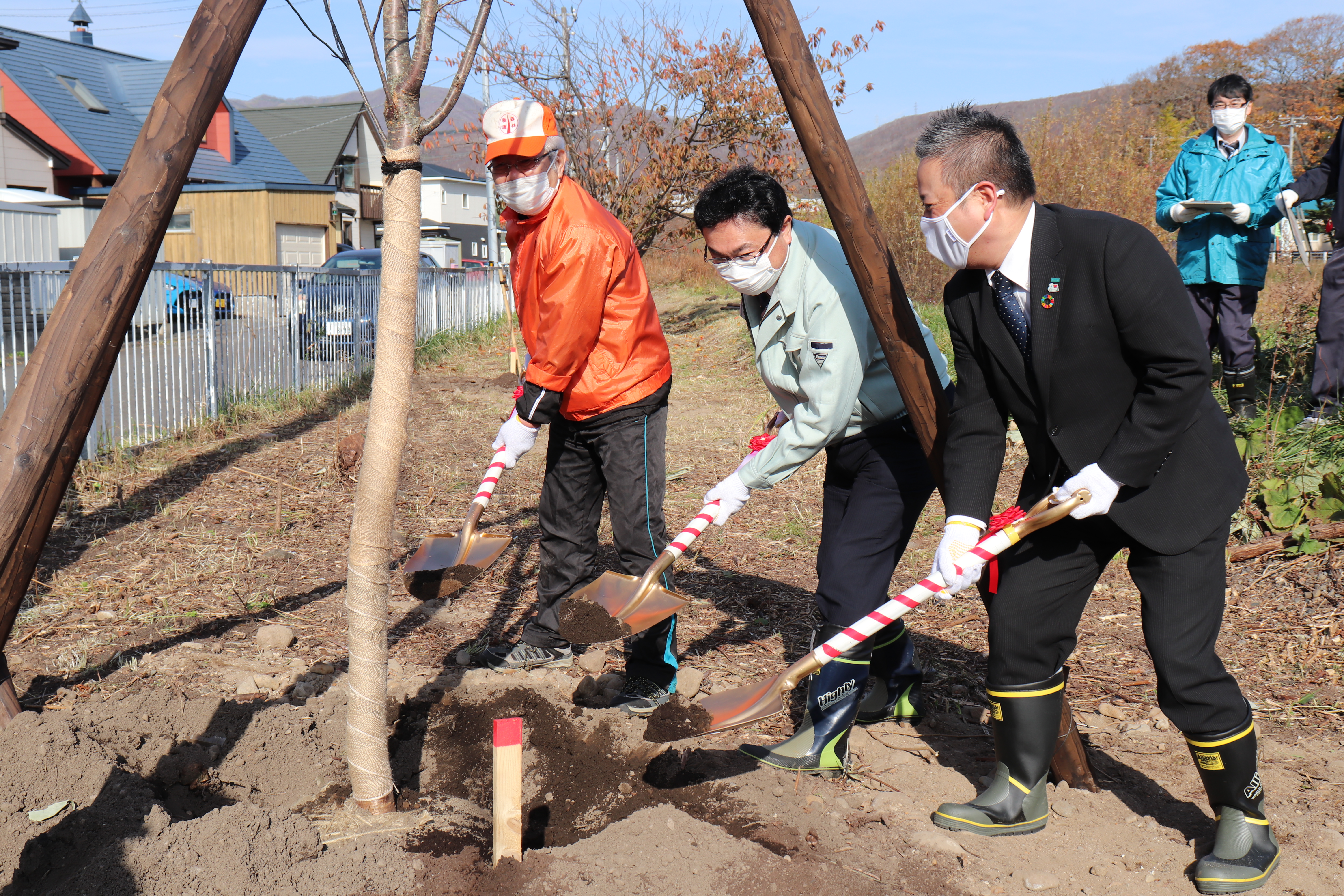 市長などが植樹している様子