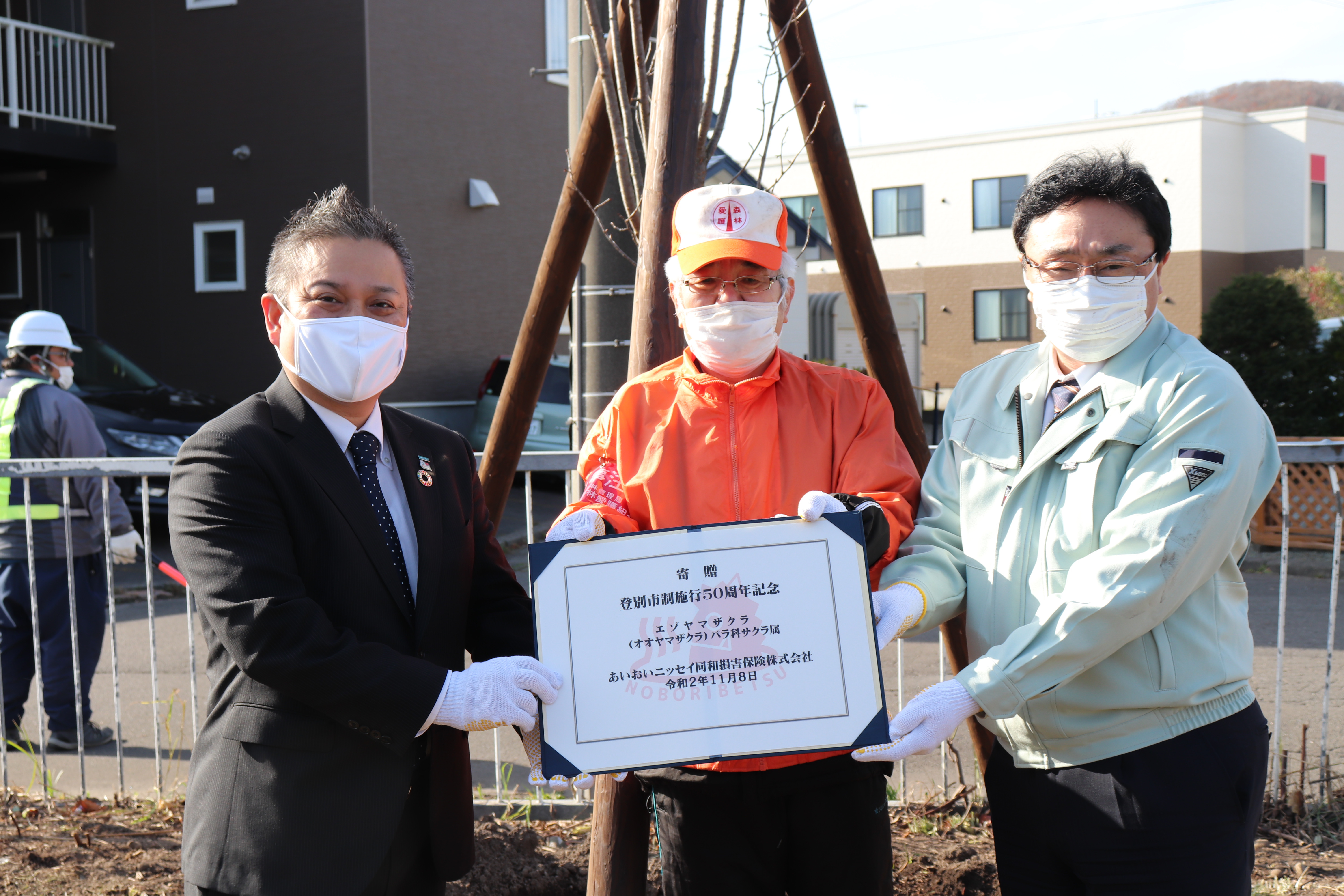 あいおいニッセイ同和損害保険株式会社から寄贈を受ける市長